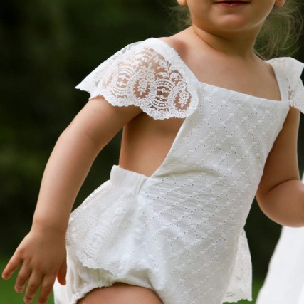 Détail des manches en tulle brodé de la barboteuse Emma